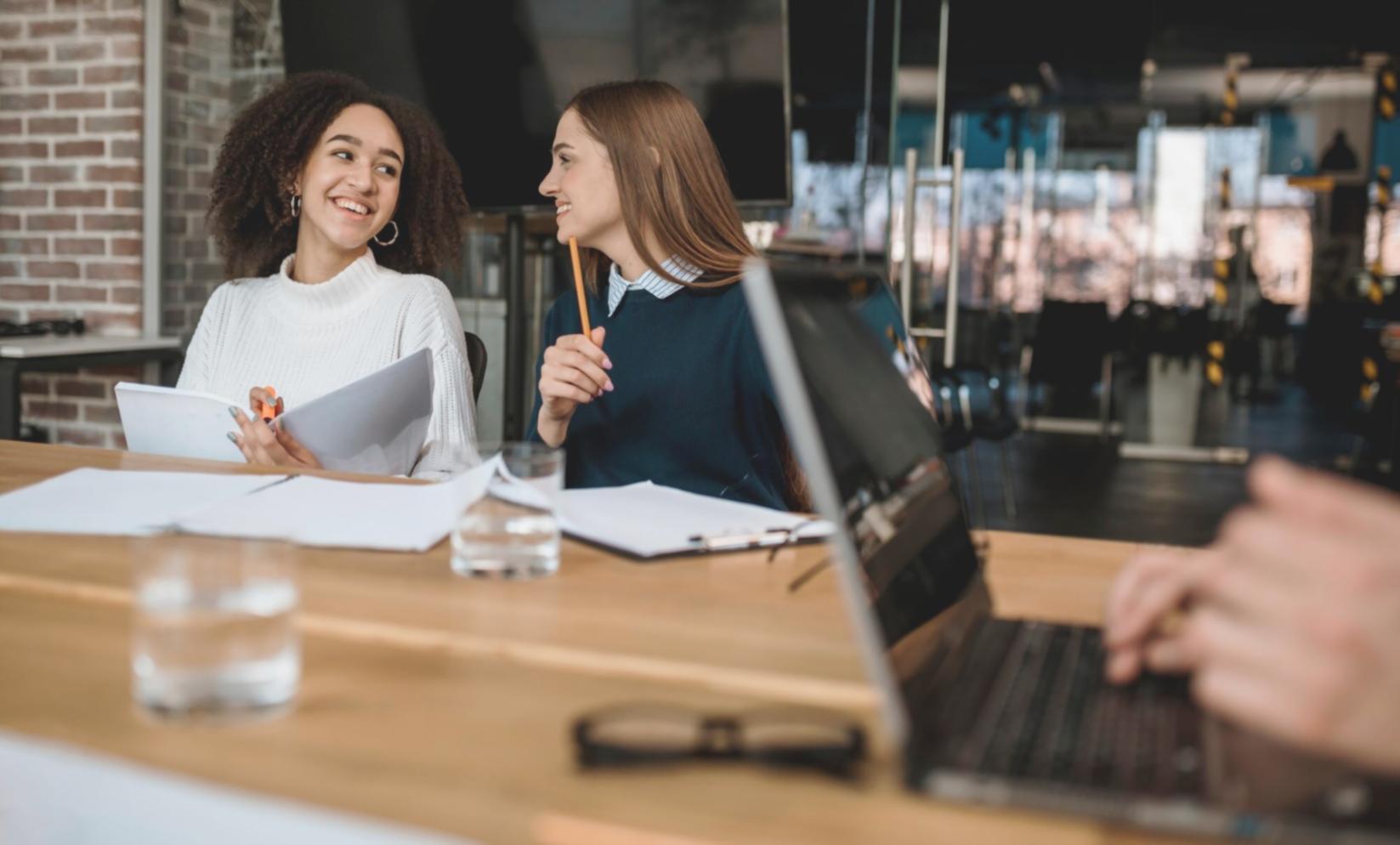 Profesionales trabajando en estrategias financieras
